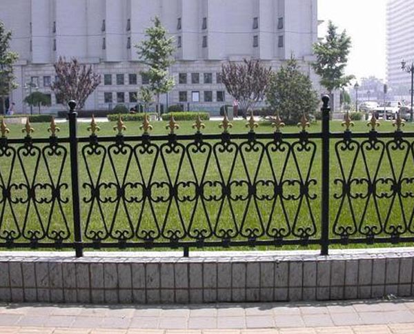 日常如何維護(hù)鐵藝護(hù)欄?讓其使用時(shí)間長？